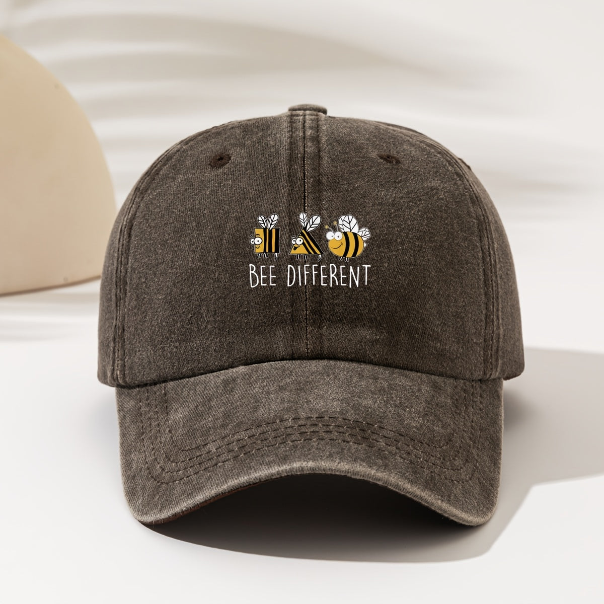 1pc Fashionable And Easy Washed Baseball Cap with "DIFFERENT Three Bees" Printed Pattern, a Must-Have Fashion Item for Both Men And Women, High Aesthetic Value, Suitable for All Seasons, Decorative Style